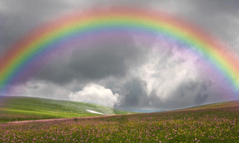 Das Leben ist keine wolkenfreie Reise Sturm und Dunkelheit bedrücken oft Aber des Vaters unveränderbare Gnade Kommt des Herzens Verzweiflung aufzumuntern. Schwere Wolken schweben dunkel in der Luft Verwehren den vertrauensvollen Blick nach oben Aber durch die dunkelste Dunkelheit Erscheint der Regenbogen Seiner Liebe - Flora Kirkland