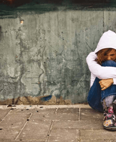 Wie sieht Liebe aus? Sie hat Augen, um Not und Elend zu sehen. Sie hat Ohren, um das Seufzen und den Kummer der Menschen zu hören. Sie hat Hände, um anderen zu helfen. Sie hat Füße, um die Hilfe für Arme und Bedürftige zu beschleunigen. So sieht Liebe aus. — Der Heilige Augustinus