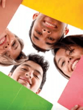 „DANKE FÜR DAS LETZTES MAL“ In Island ist „Takk fyrir siðast” eine gängige Begrüßung. Es bedeutet: „Danke für das letztes Mal“, und die Leute sagen es im selben Atemzug wie „Hallo.“ Selbst wenn es beim letzten Treffen keinen besonders bedeutungsvollen Gesprächsaustausch gab, wird das jetzige Gespräch, dadurch dass man es sagt, in den größeren Rahmen ihrer Langzeitbeziehung hineinversetzt, und beginnt dadurch mit einer positiven Note. – Samuel Keating